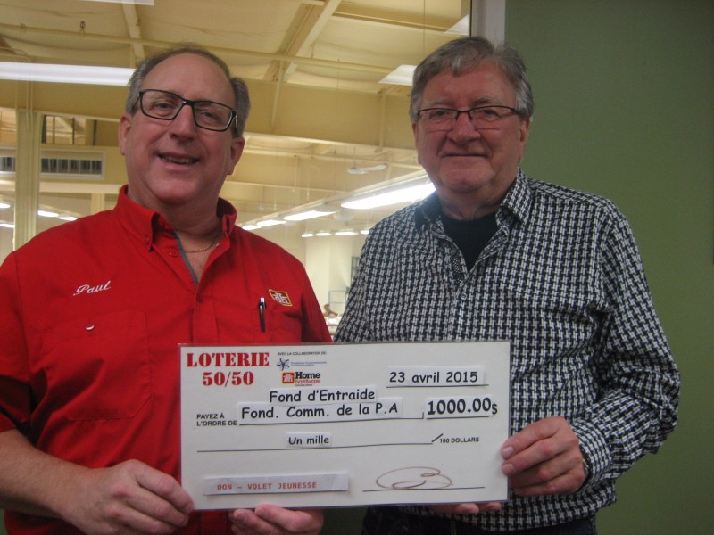 Paul Lebreton, propriétaire du Home Hardware de Tracadie remettant un don de 1000 $ au directeur général de la Fondation communautaire pour le Fonds de l'entraide.